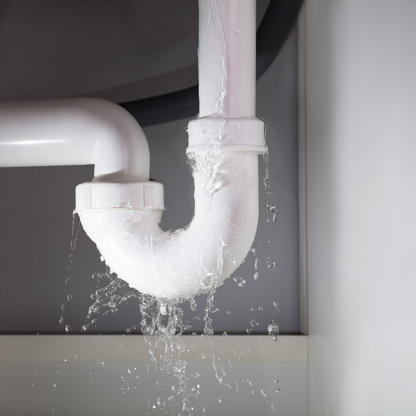 Close-up,Of,Water,Is,Leaking,From,The,White,Sink,Pipe Close-up Of Water Is Leaking From The White Sink Pipe